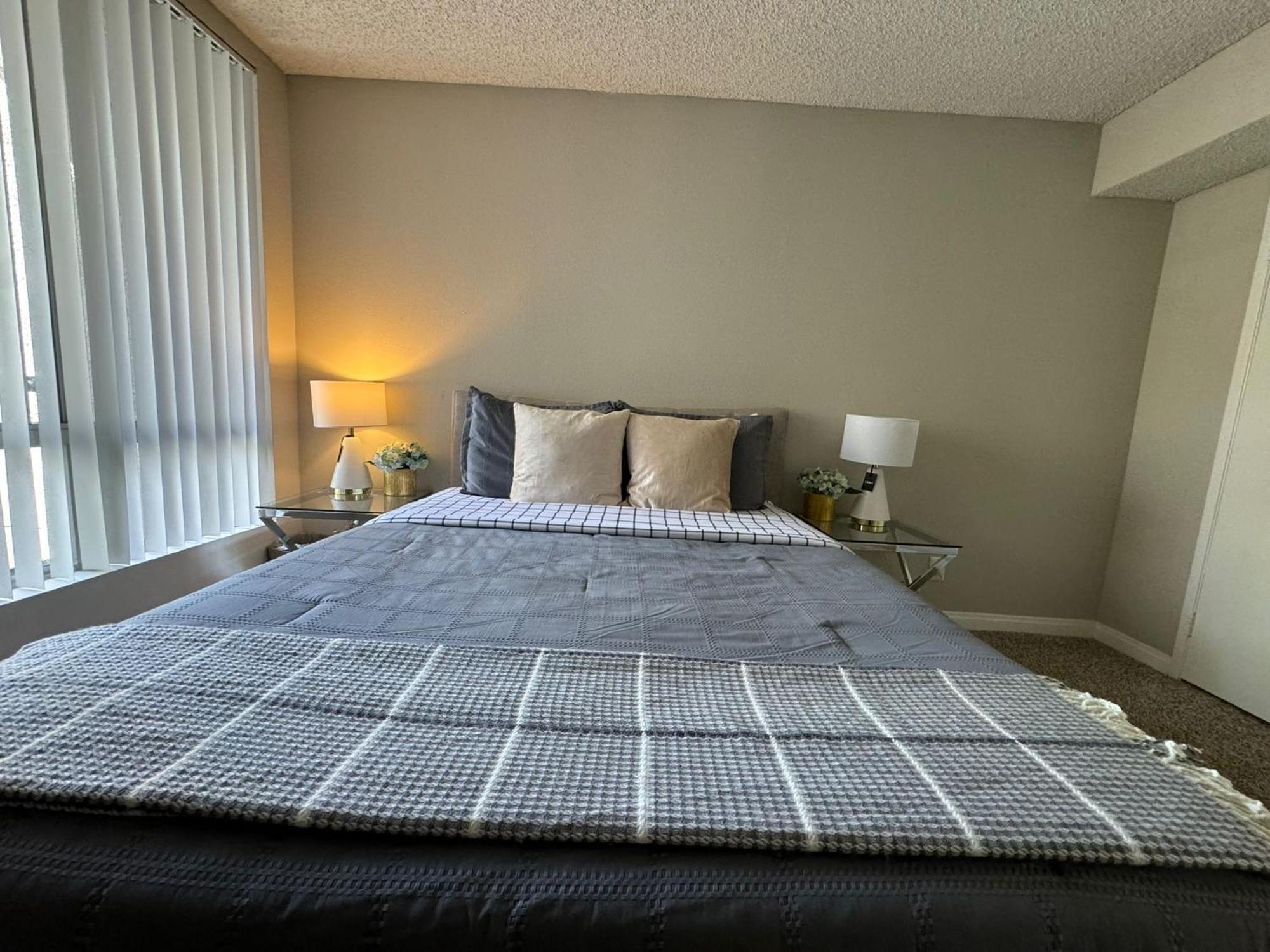 Incredible Two Bedroom Hollywood Apartments Free Parking 洛杉矶 外观 照片