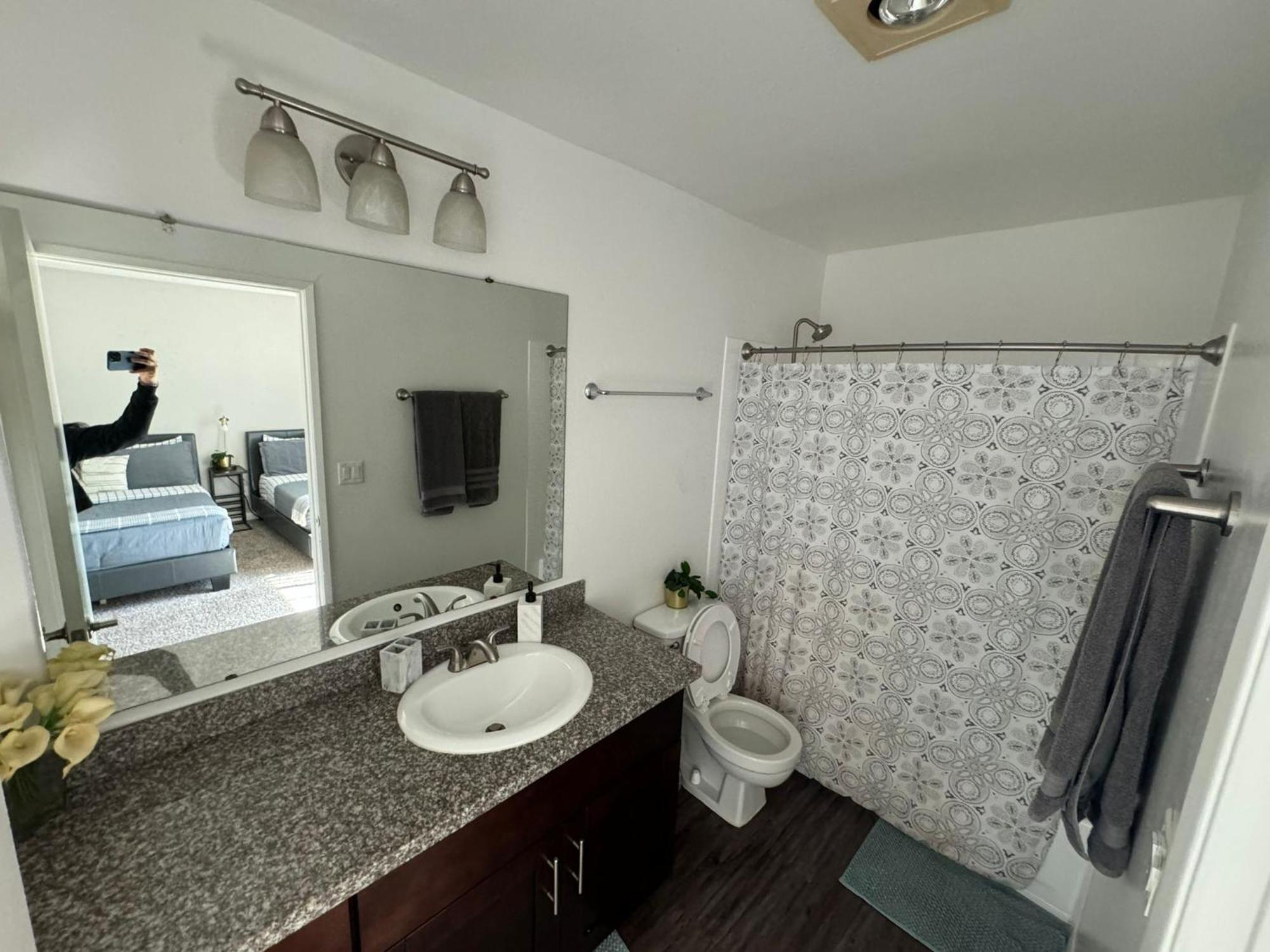 Incredible Two Bedroom Hollywood Apartments Free Parking 洛杉矶 外观 照片