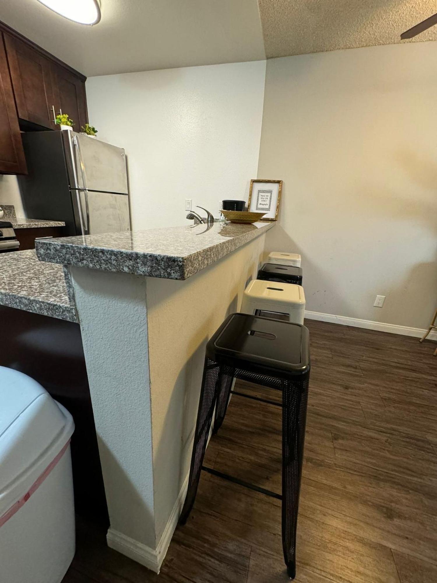 Incredible Two Bedroom Hollywood Apartments Free Parking 洛杉矶 外观 照片