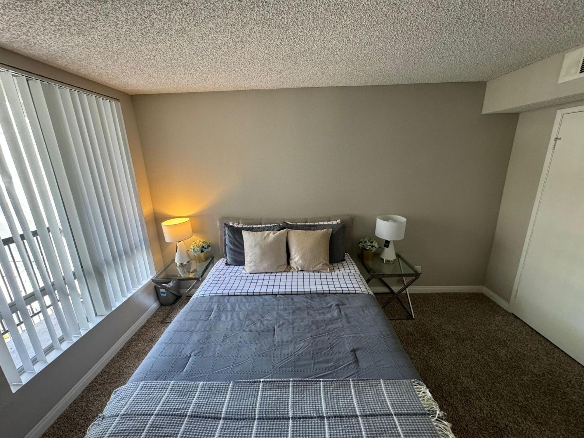Incredible Two Bedroom Hollywood Apartments Free Parking 洛杉矶 外观 照片