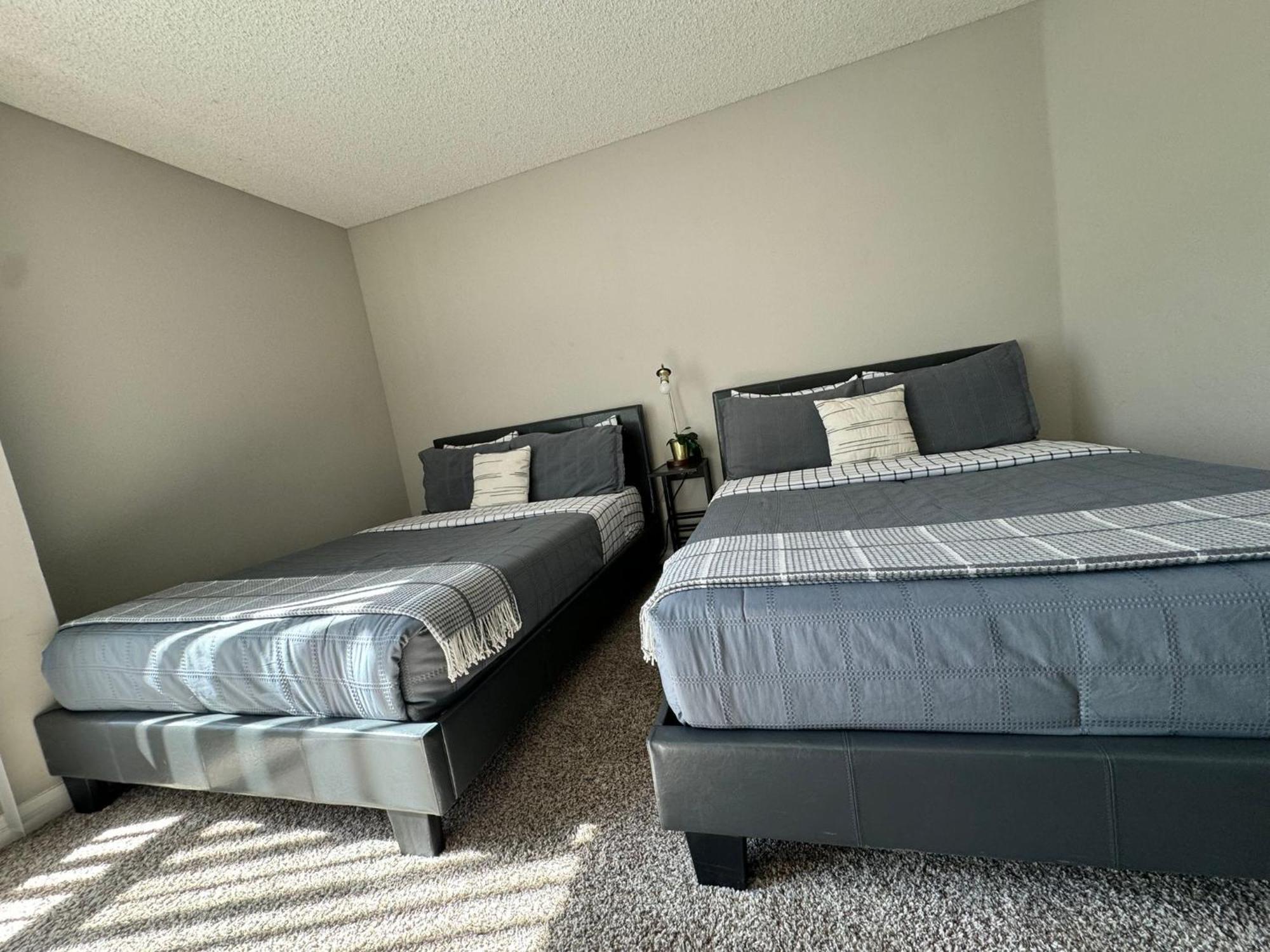 Incredible Two Bedroom Hollywood Apartments Free Parking 洛杉矶 外观 照片