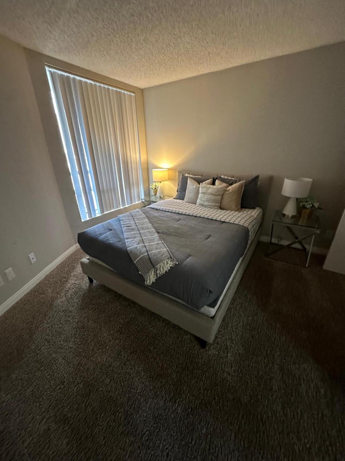 Incredible Two Bedroom Hollywood Apartments Free Parking 洛杉矶 外观 照片