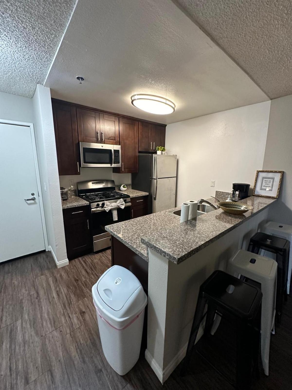 Incredible Two Bedroom Hollywood Apartments Free Parking 洛杉矶 外观 照片