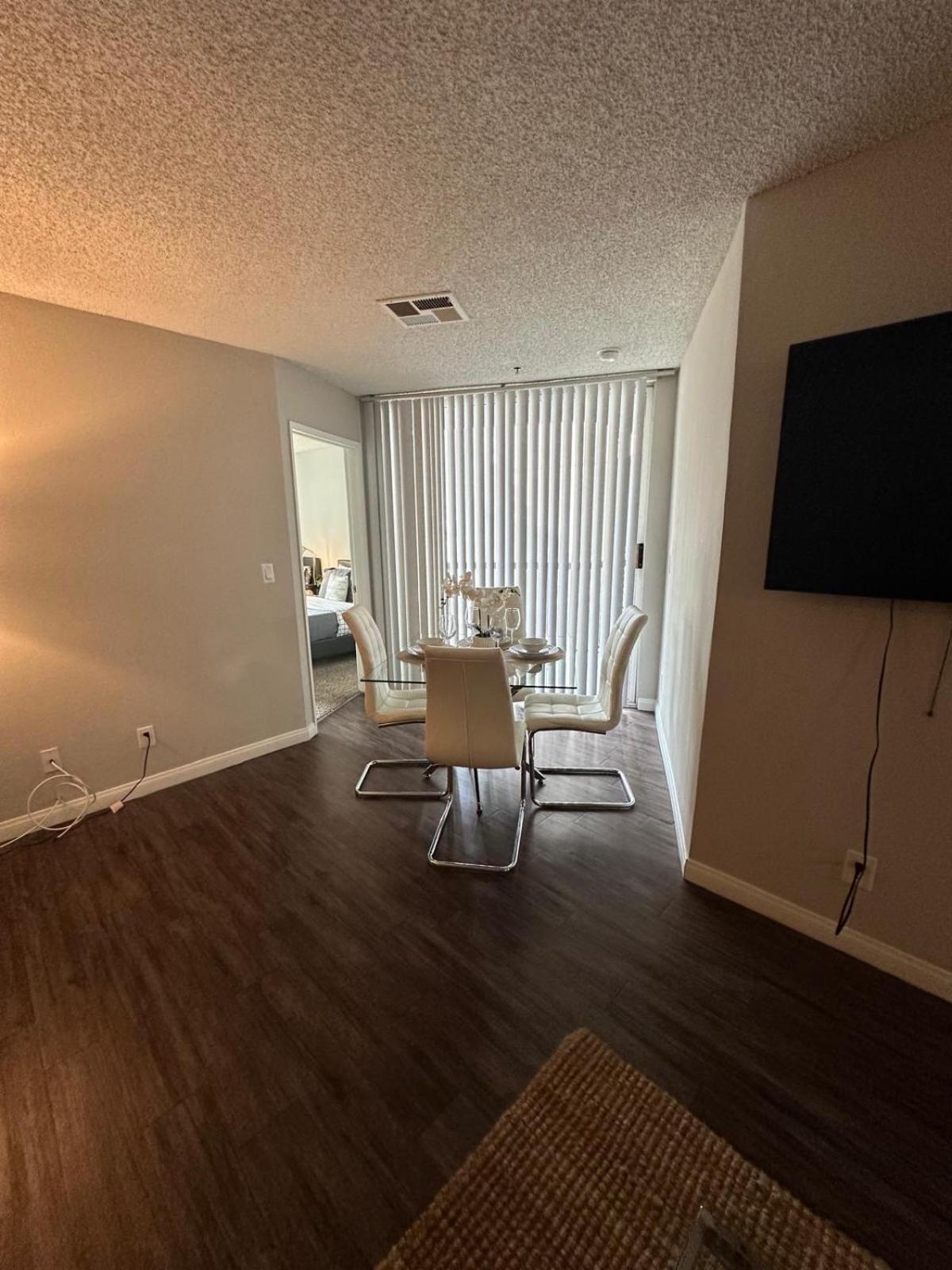 Incredible Two Bedroom Hollywood Apartments Free Parking 洛杉矶 外观 照片