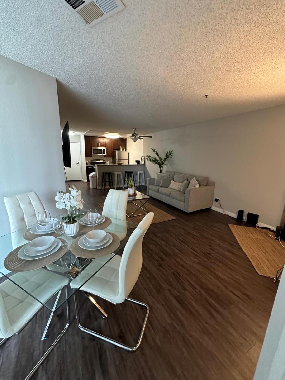 Incredible Two Bedroom Hollywood Apartments Free Parking 洛杉矶 外观 照片
