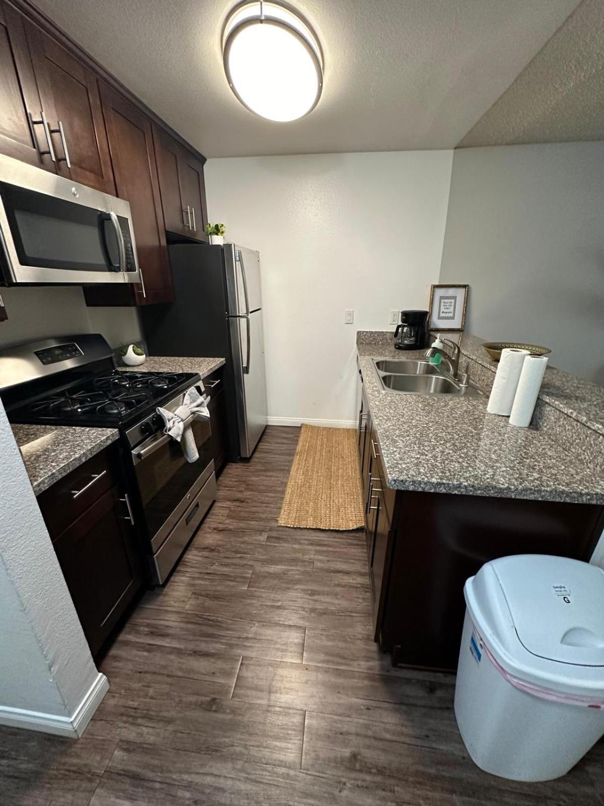 Incredible Two Bedroom Hollywood Apartments Free Parking 洛杉矶 外观 照片