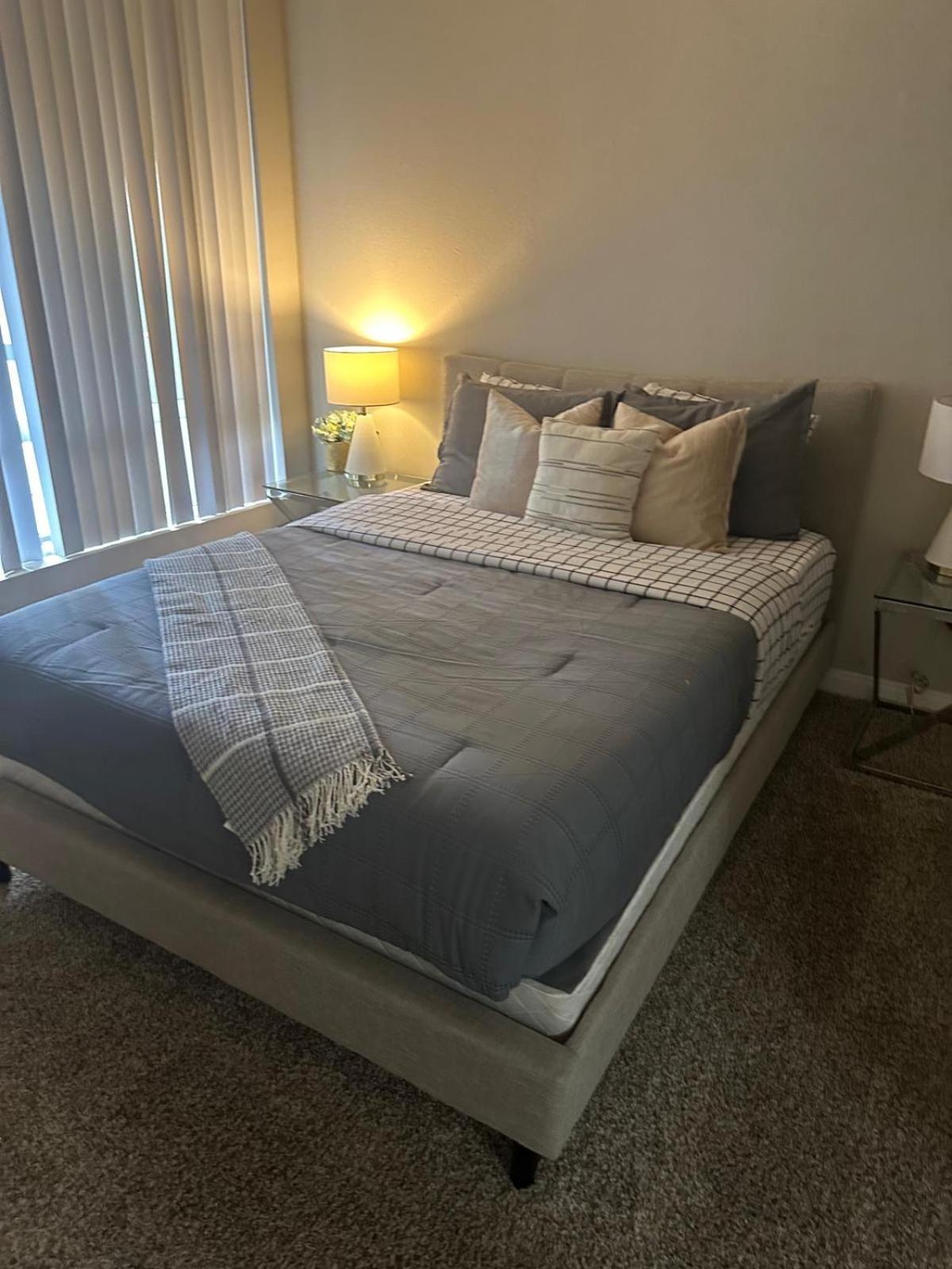Incredible Two Bedroom Hollywood Apartments Free Parking 洛杉矶 外观 照片