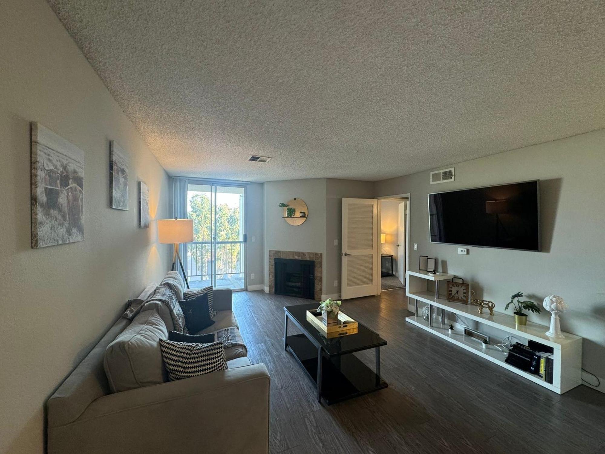 Incredible Two Bedroom Hollywood Apartments Free Parking 洛杉矶 外观 照片