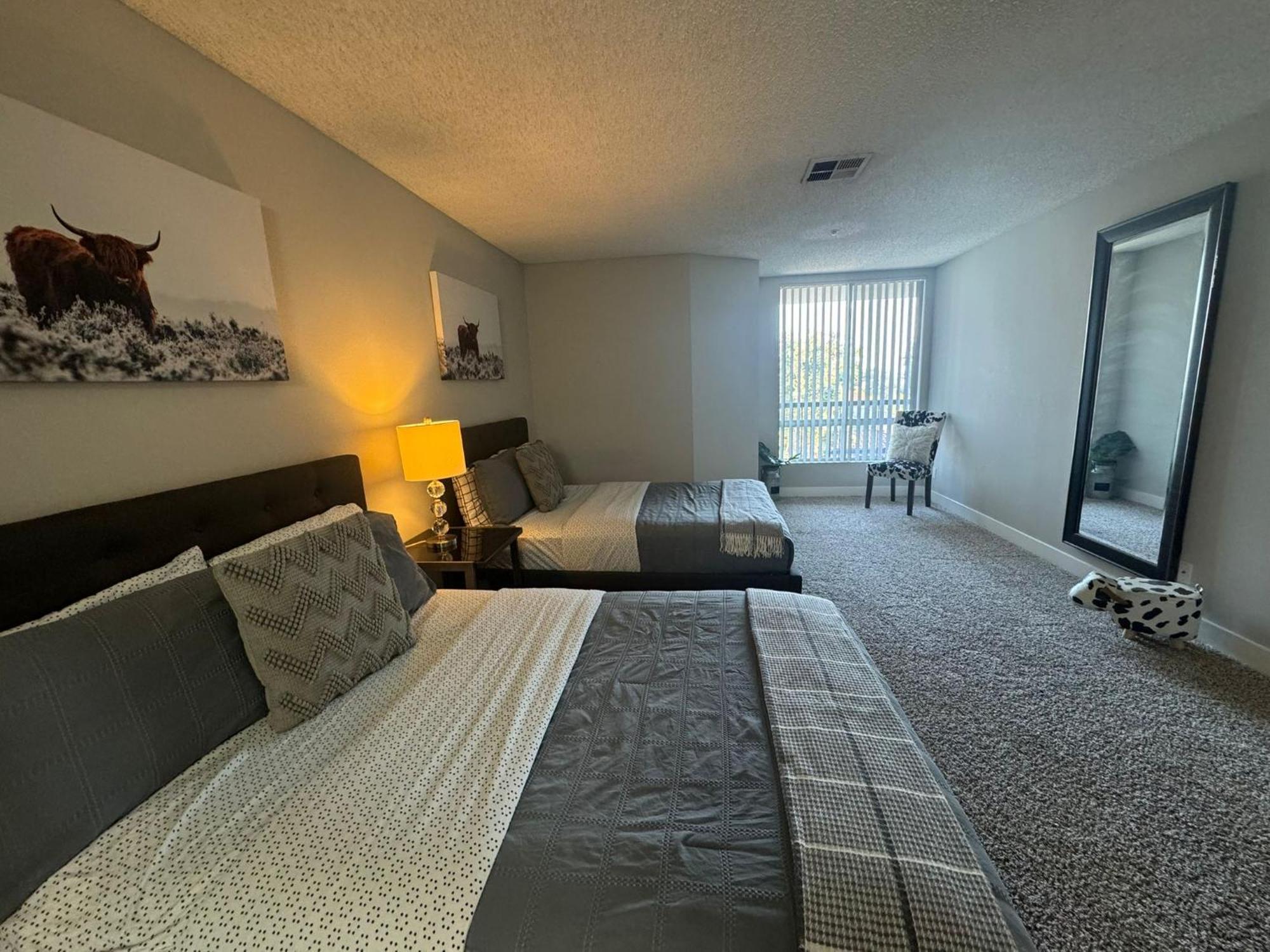 Incredible Two Bedroom Hollywood Apartments Free Parking 洛杉矶 外观 照片