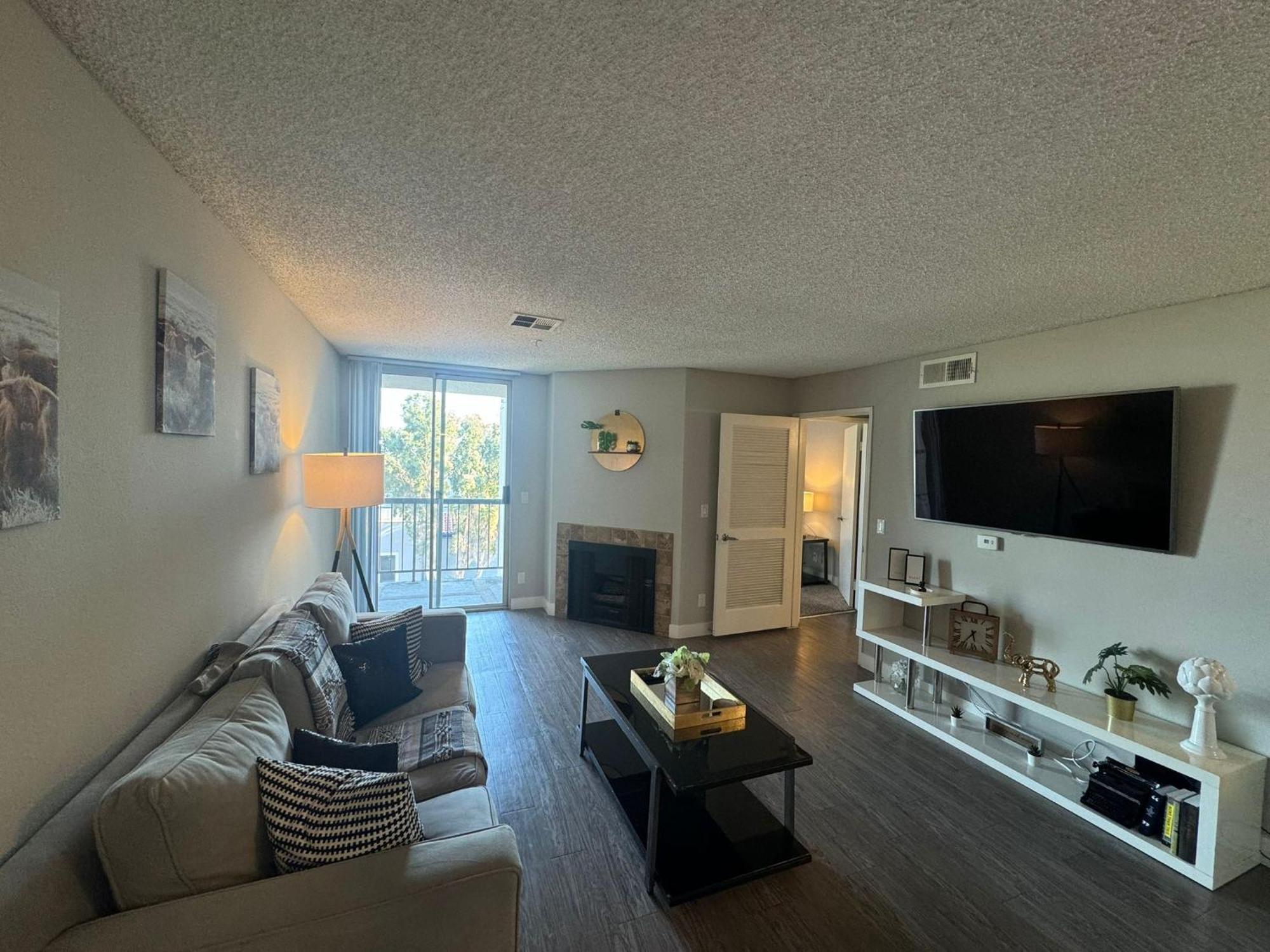 Incredible Two Bedroom Hollywood Apartments Free Parking 洛杉矶 外观 照片