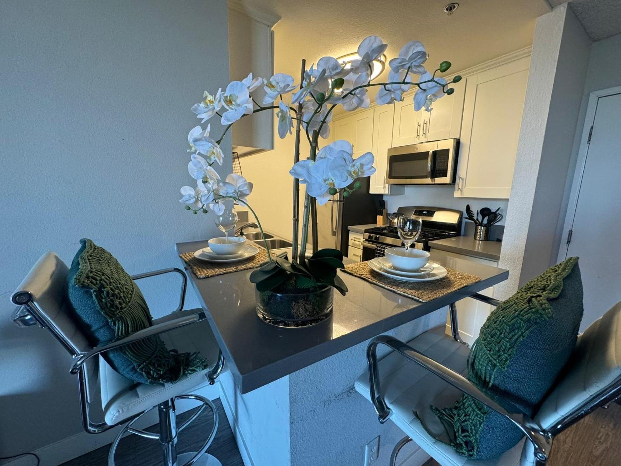 Incredible Two Bedroom Hollywood Apartments Free Parking 洛杉矶 外观 照片