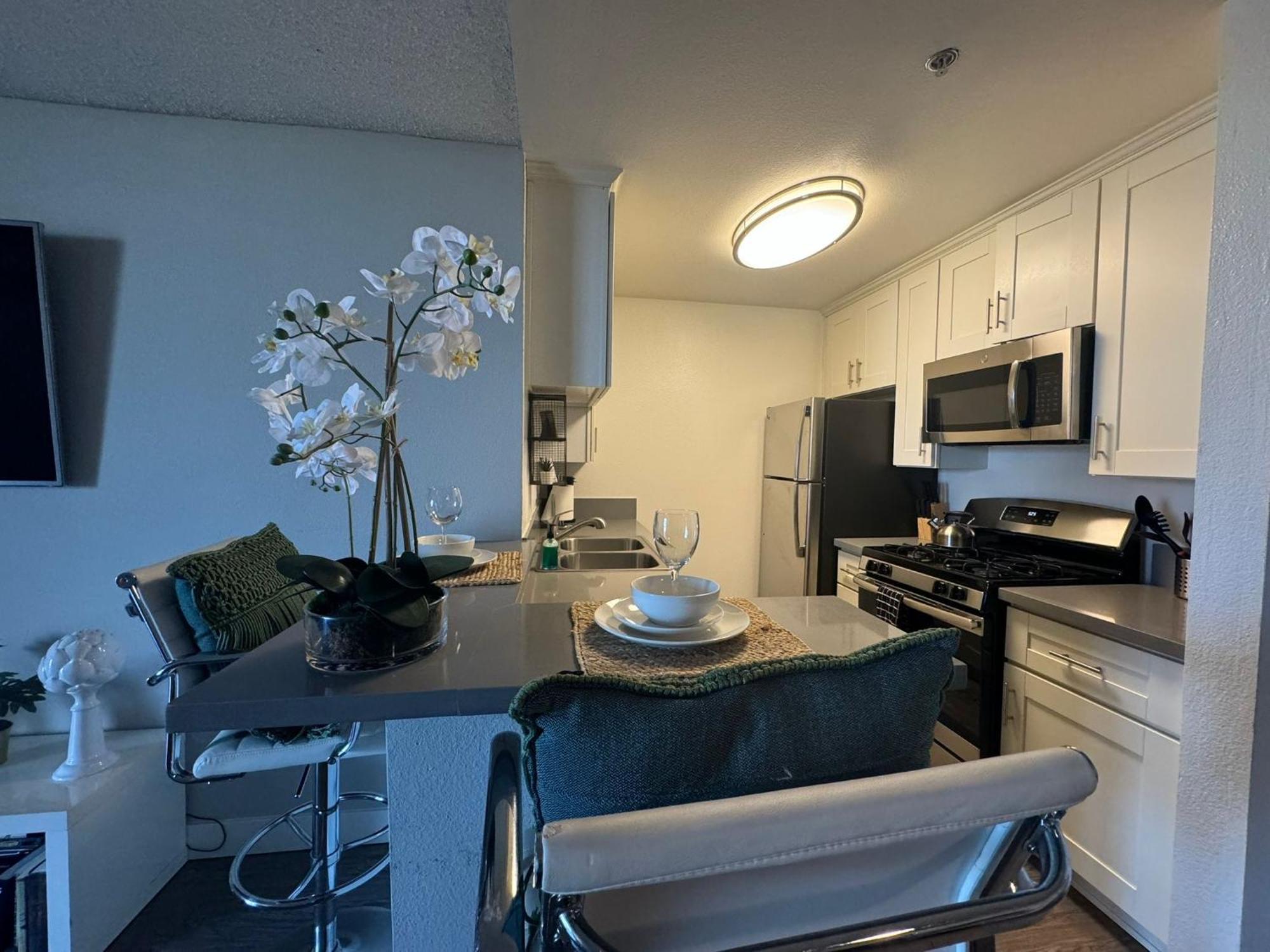 Incredible Two Bedroom Hollywood Apartments Free Parking 洛杉矶 外观 照片