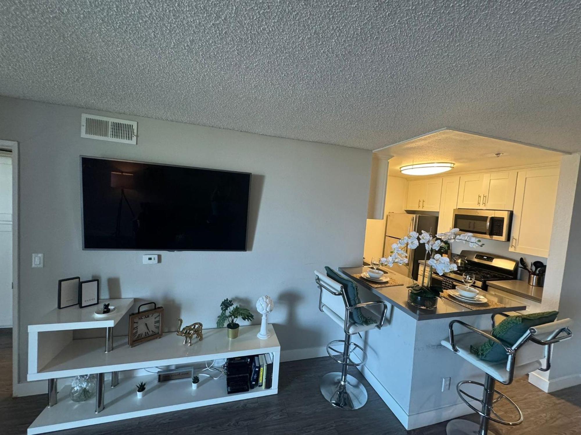 Incredible Two Bedroom Hollywood Apartments Free Parking 洛杉矶 外观 照片