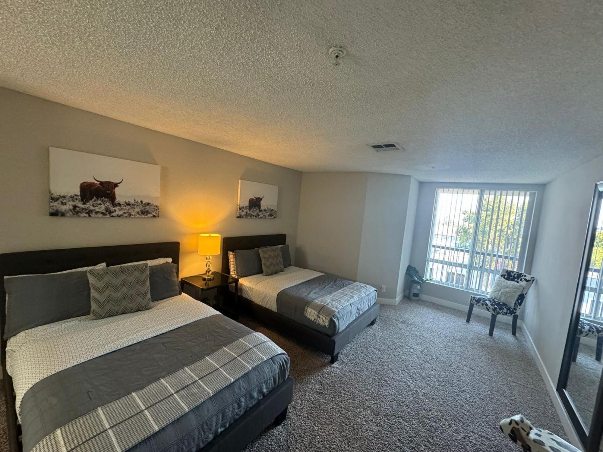 Incredible Two Bedroom Hollywood Apartments Free Parking 洛杉矶 外观 照片