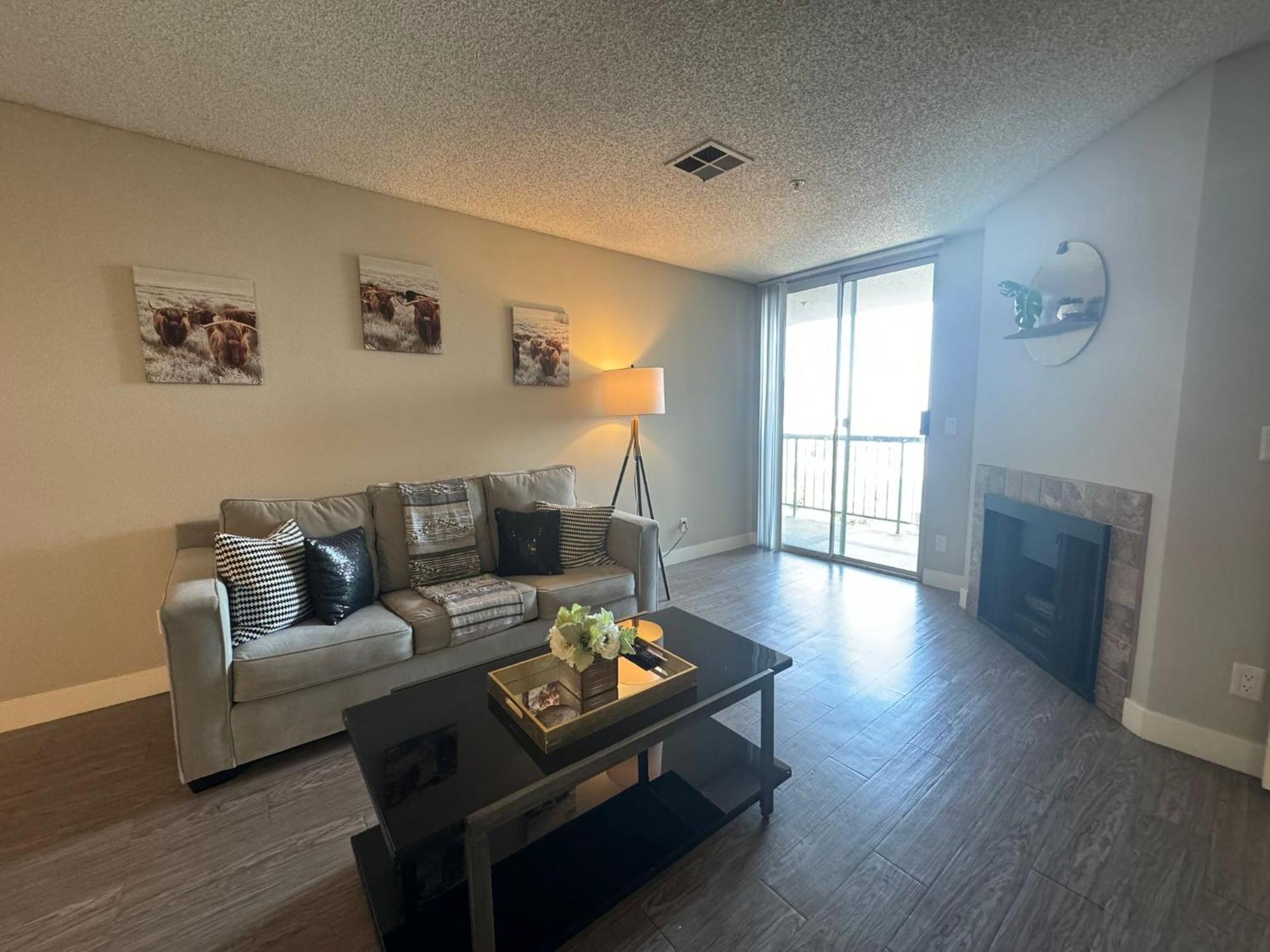 Incredible Two Bedroom Hollywood Apartments Free Parking 洛杉矶 外观 照片