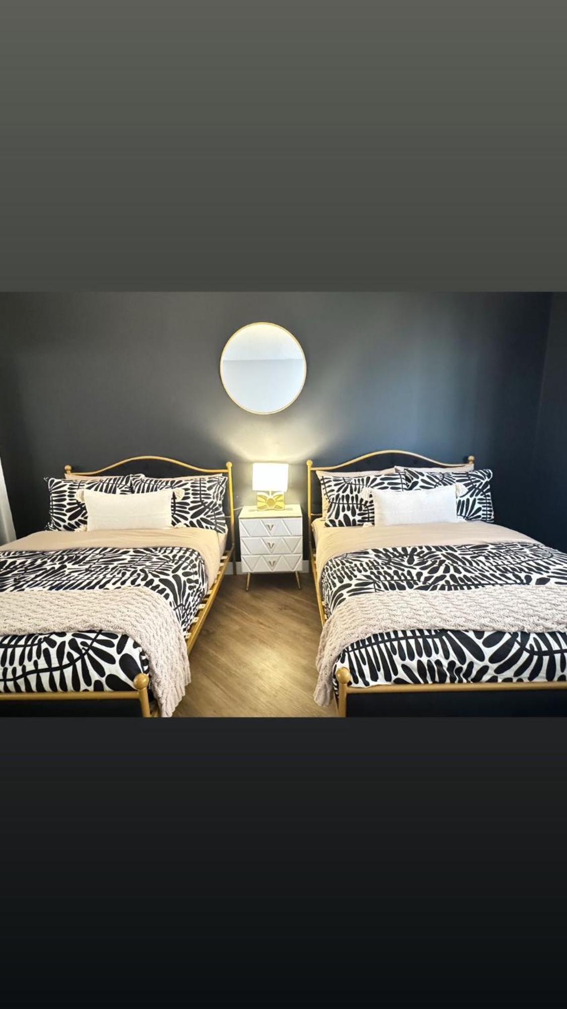 Incredible Two Bedroom Hollywood Apartments Free Parking 洛杉矶 外观 照片