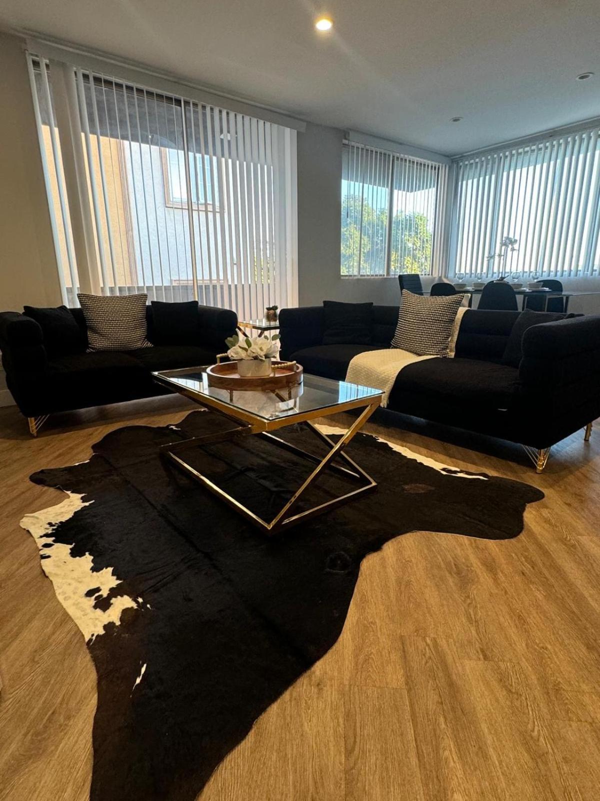 Incredible Two Bedroom Hollywood Apartments Free Parking 洛杉矶 外观 照片