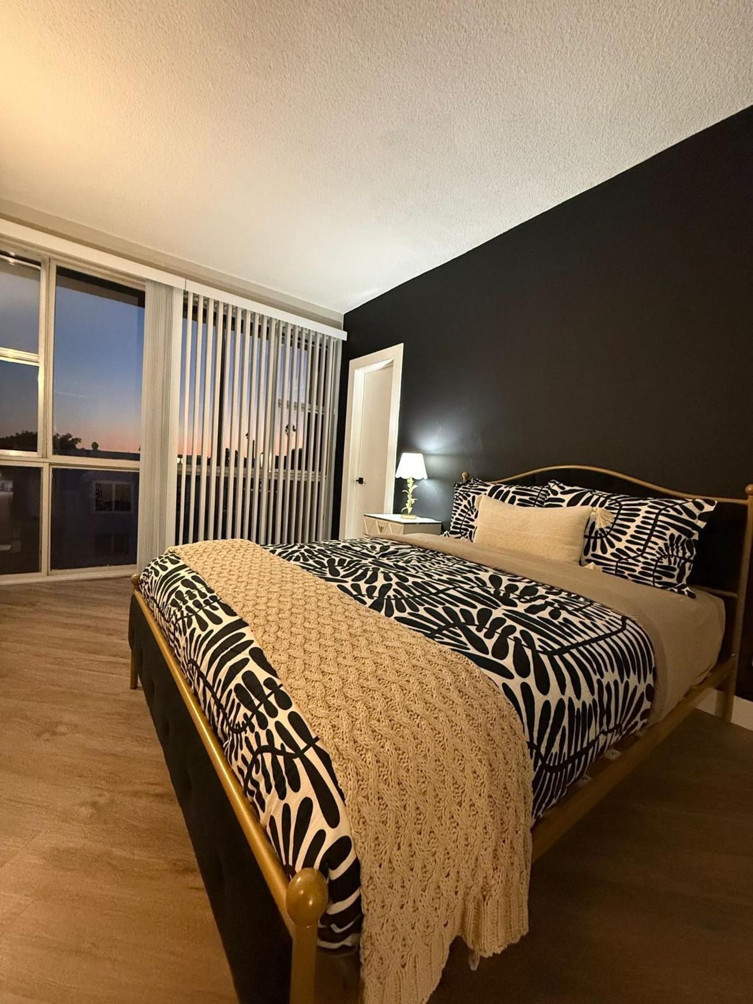 Incredible Two Bedroom Hollywood Apartments Free Parking 洛杉矶 外观 照片